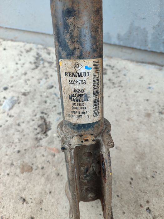 Стійки передні на Renault doker