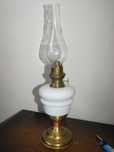 Elegancka lampa naftowa, porcelanowy zbiornik. Sprawna. Dostawa gratis