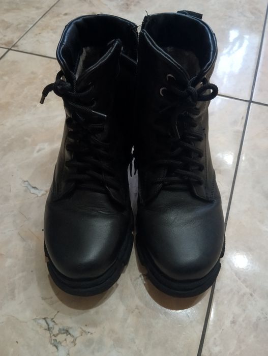 Продам зимові шкіряні черевики 35 розмір