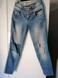 Spodnie jeansy przed kostkę pull&bear przetarcia dziury
