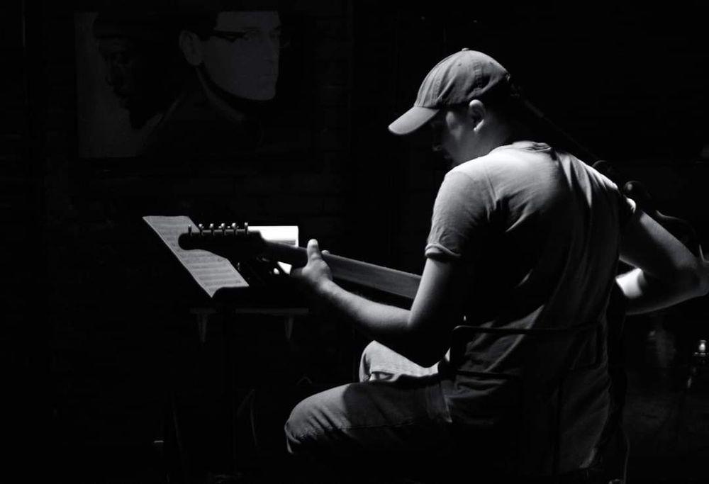 Уроки гри на гітарі та укулеле!