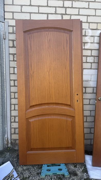 Дверь межкомнатная из натурального дерева с ручкой замком и петлями