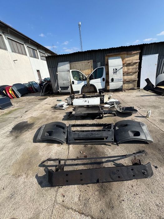 Fiat ducato 3 wysoki maxi biały 2. itd  Drzwi tył prawe lewe tylnie -500zl sztuka  drzwi przednie prawe lewe -500 zł kompletne sztuka  Lusterko prawe lewe 200 zł sztuka  Błotnik przedni prawy lewy -250 sztuka  Podszybie 150zl  Zbiorniczek spryskiwaczy 150