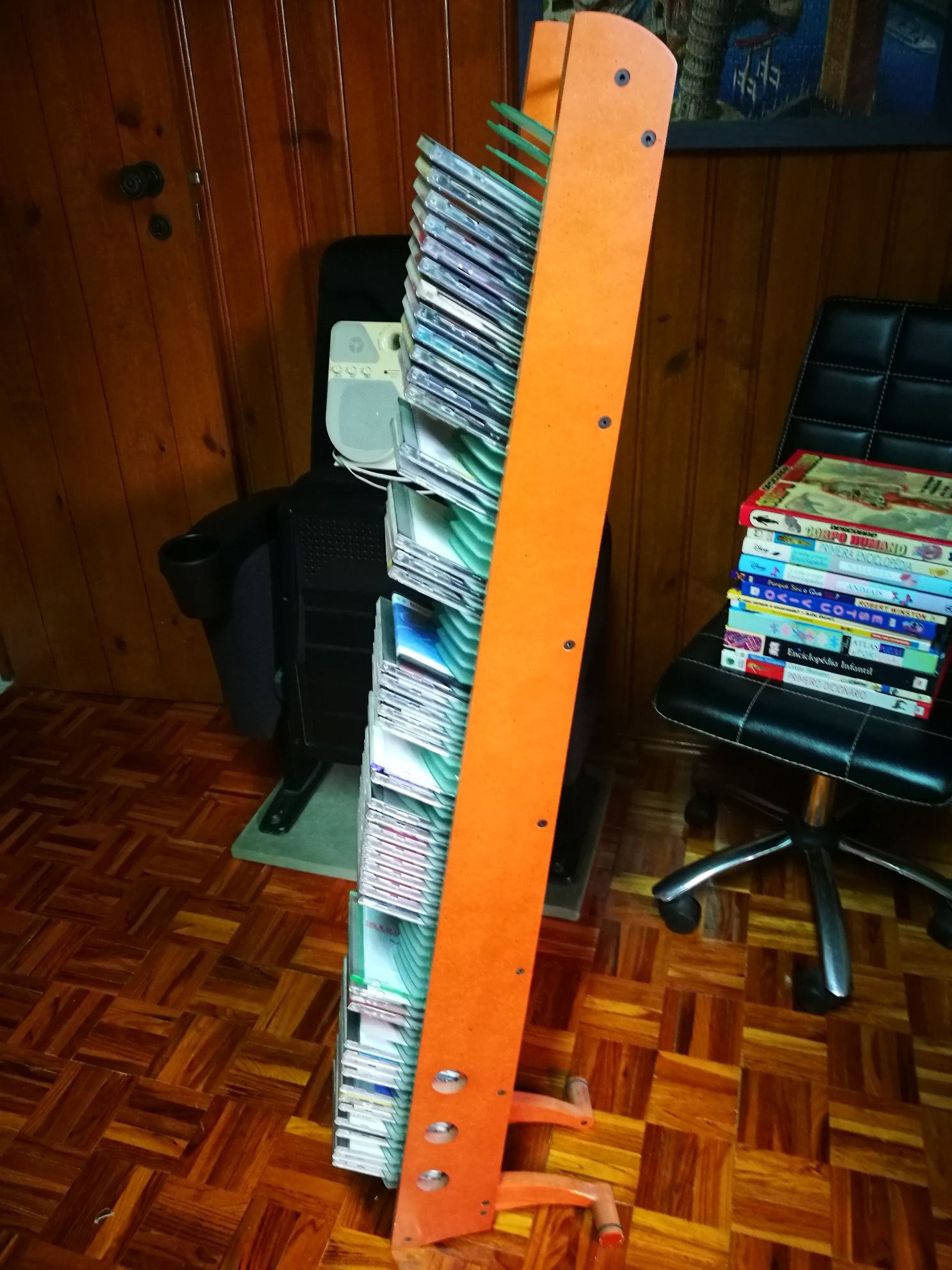 Arrumação de CDs em madeira