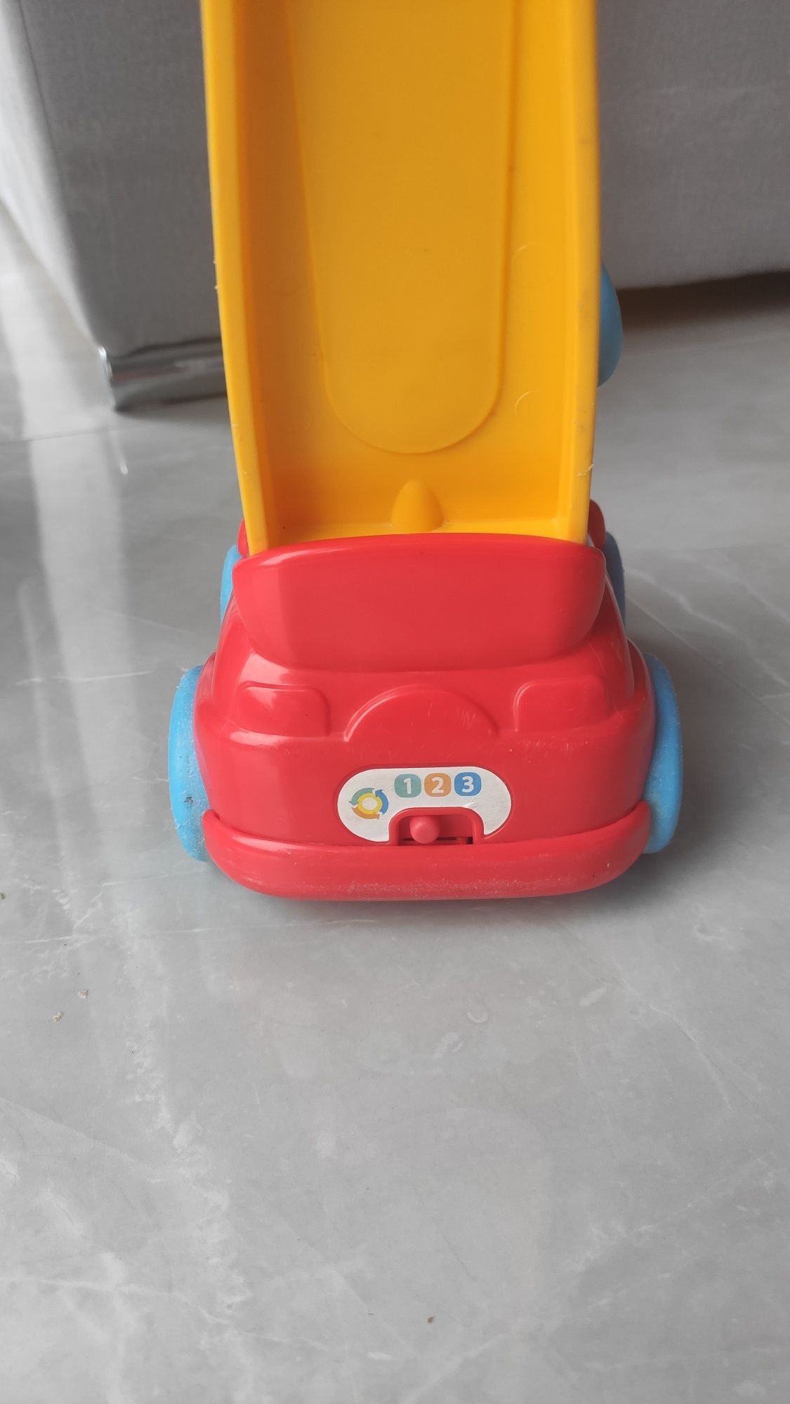 Grające autko Szczeniaczka Fisher Price uczy liczb liter itd.