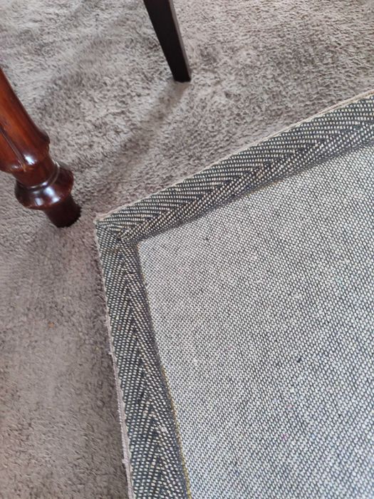 Tapete grande de pelo curto e cor neutra