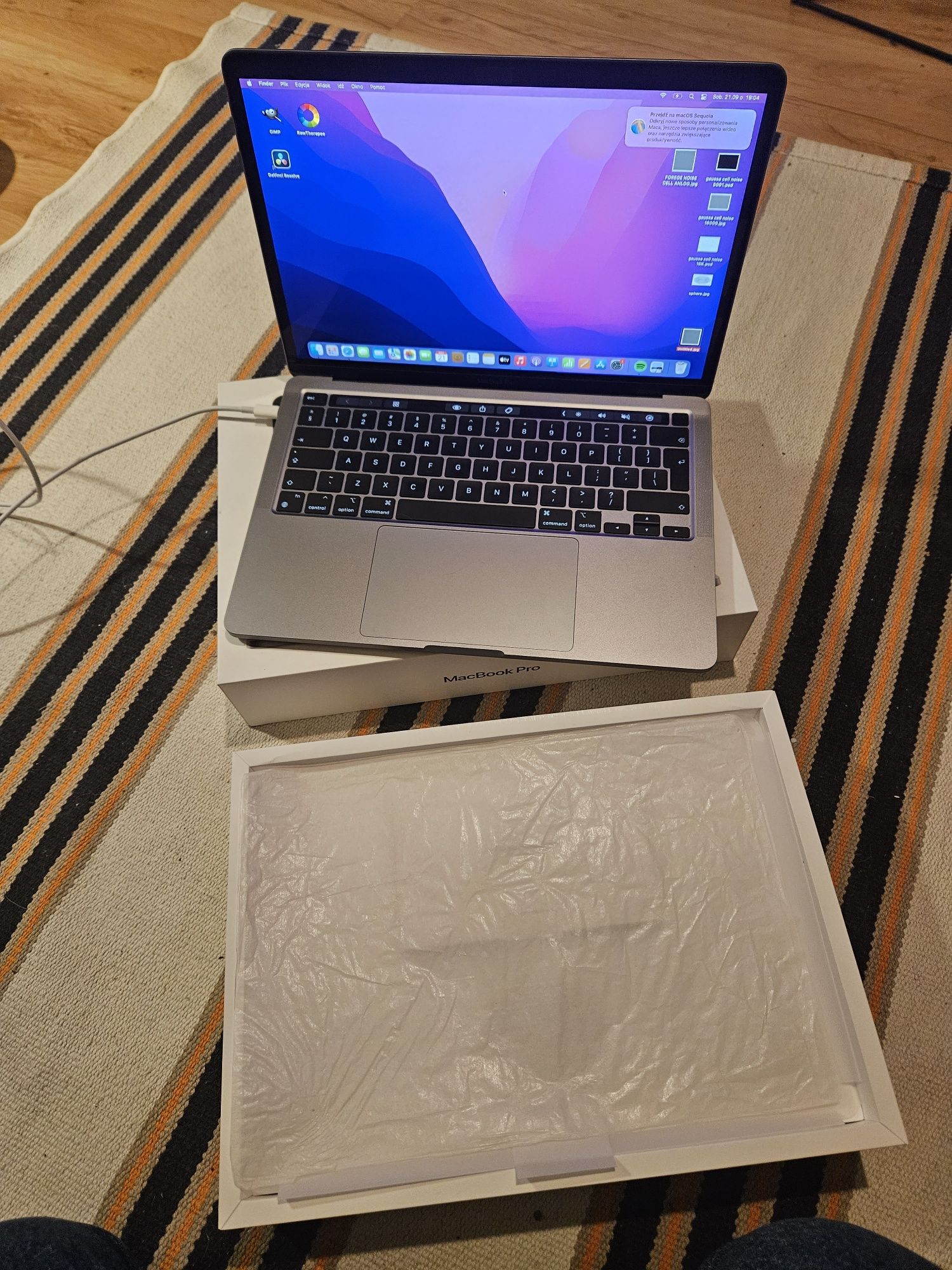 MacBook Pro 13 M2 2022
16GB Dysk 251GB ssd
8 rdzeni CPU
10 rdzeni gpu