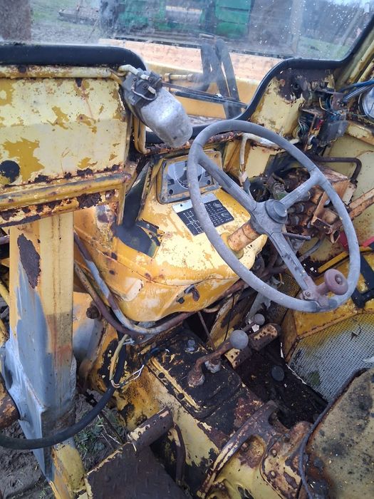 Koparko-Ładowarka Ford 19-501 uszkodzona