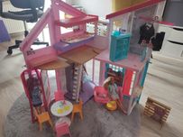Domek Barbie wraz z akcesoriami i lalkami Malibu Dremhause