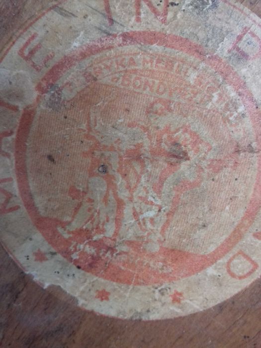 Stary, gięty fotel polskiej produkcji.