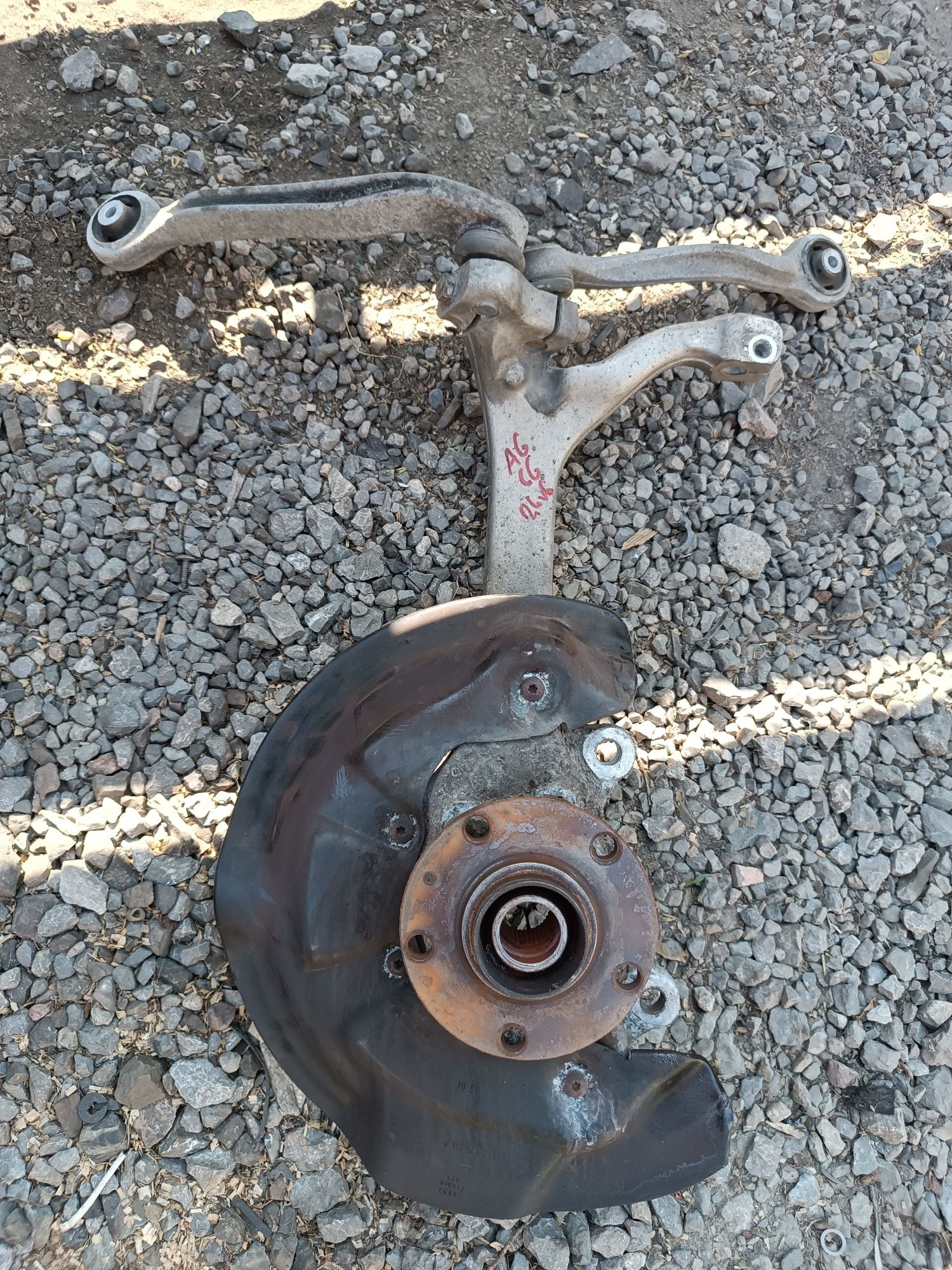 Piasta zwrotnica lewa audi A6 C6 2.4 V6 wahacze