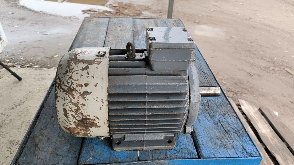 5,3/3000 або 4,2/1500. Електродвигун двохшвидкісний. Электродвигатель