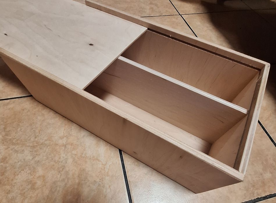 Surowe pudełko do zdobienia na wino