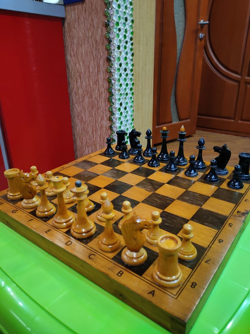 Интересный старый комплект 60 годов деревянные шахматы 40х40 см.