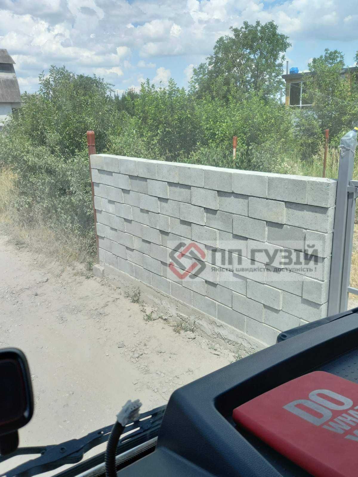 Шлакоблоки - блоки будівельні. Заводське виробництво, чітка геометрія.