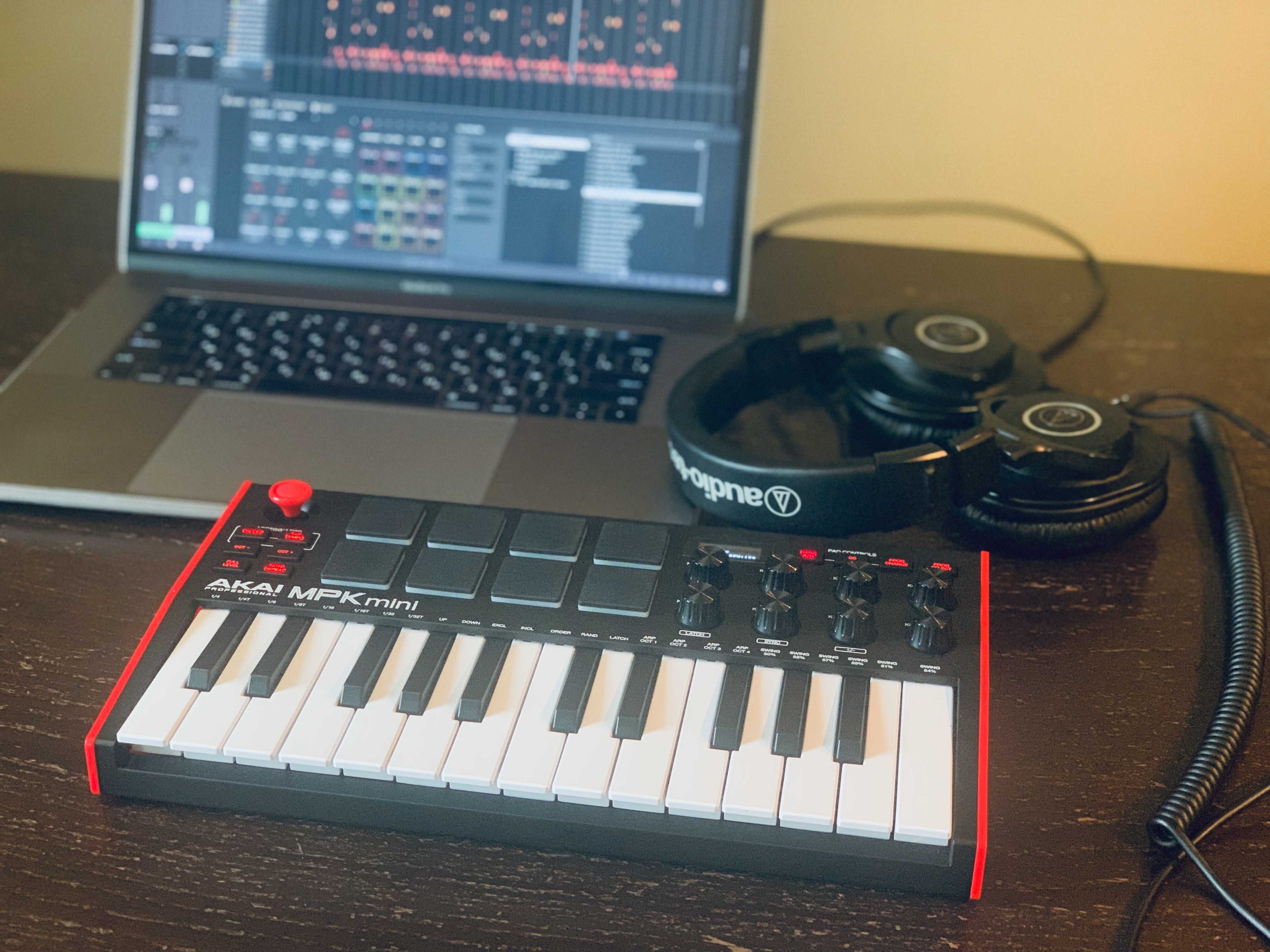 MIDI-клавіатура AKAI MPK mini MK3