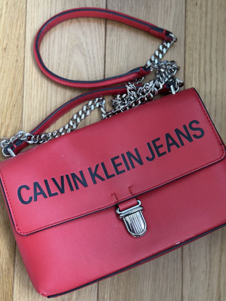 Czerwona torebka calvin klein jeans ck na pasku