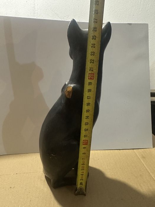 Gato preto em madeira