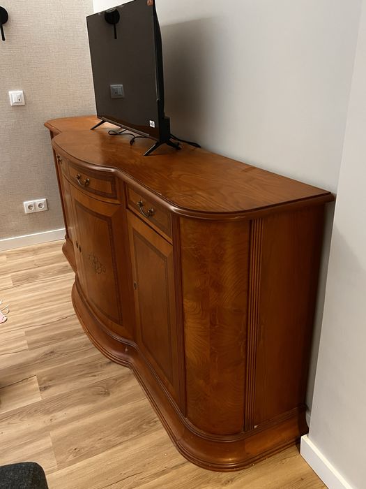 Aparador Neoclássico em Madeira de Nogueira – Elegância e Qualidade