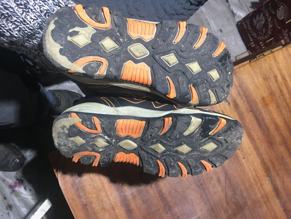 Кросівки осінні.