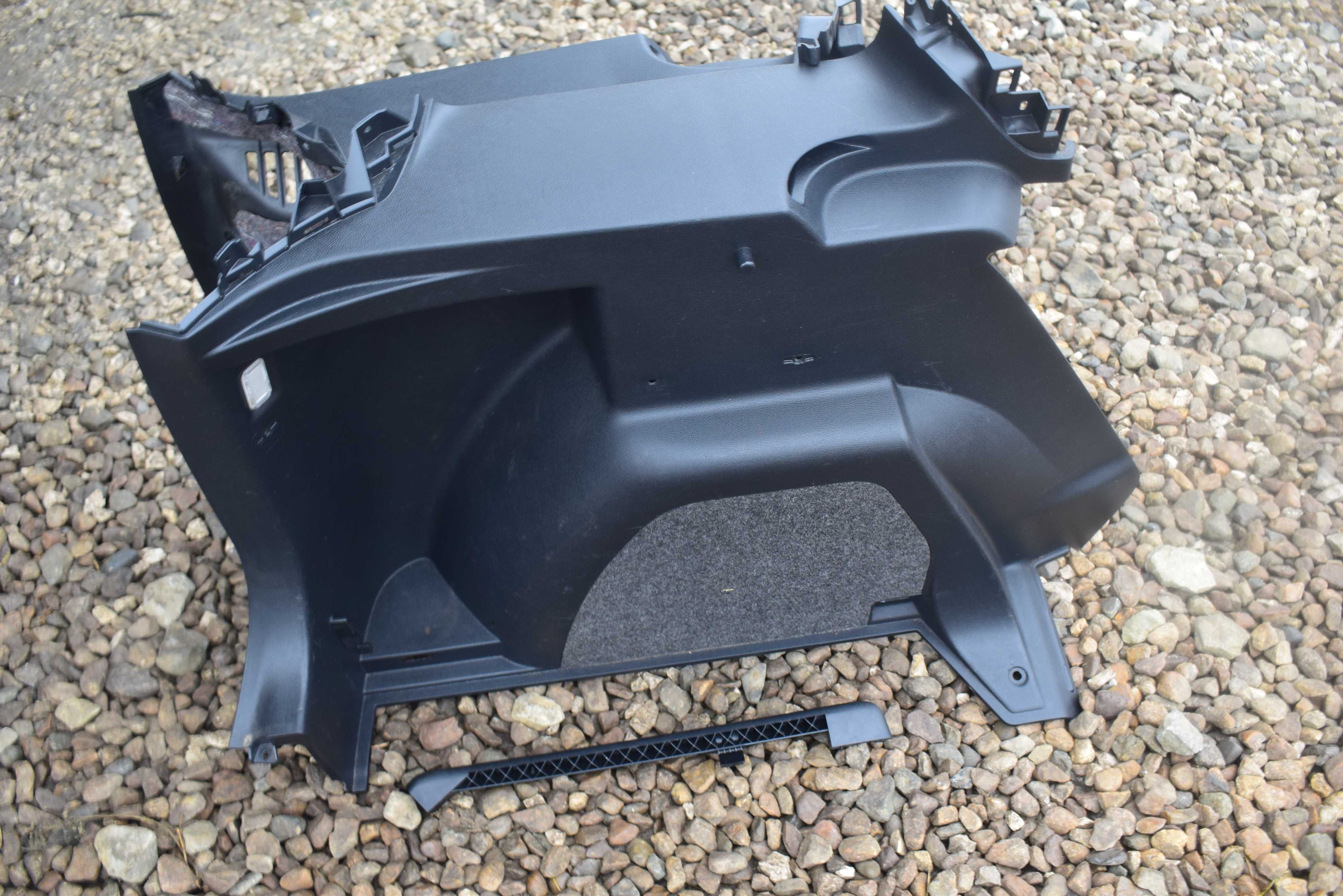 boczek tapicerka bagażnika lewy prawy SKODA YETI I 10R. 5L6.867428D