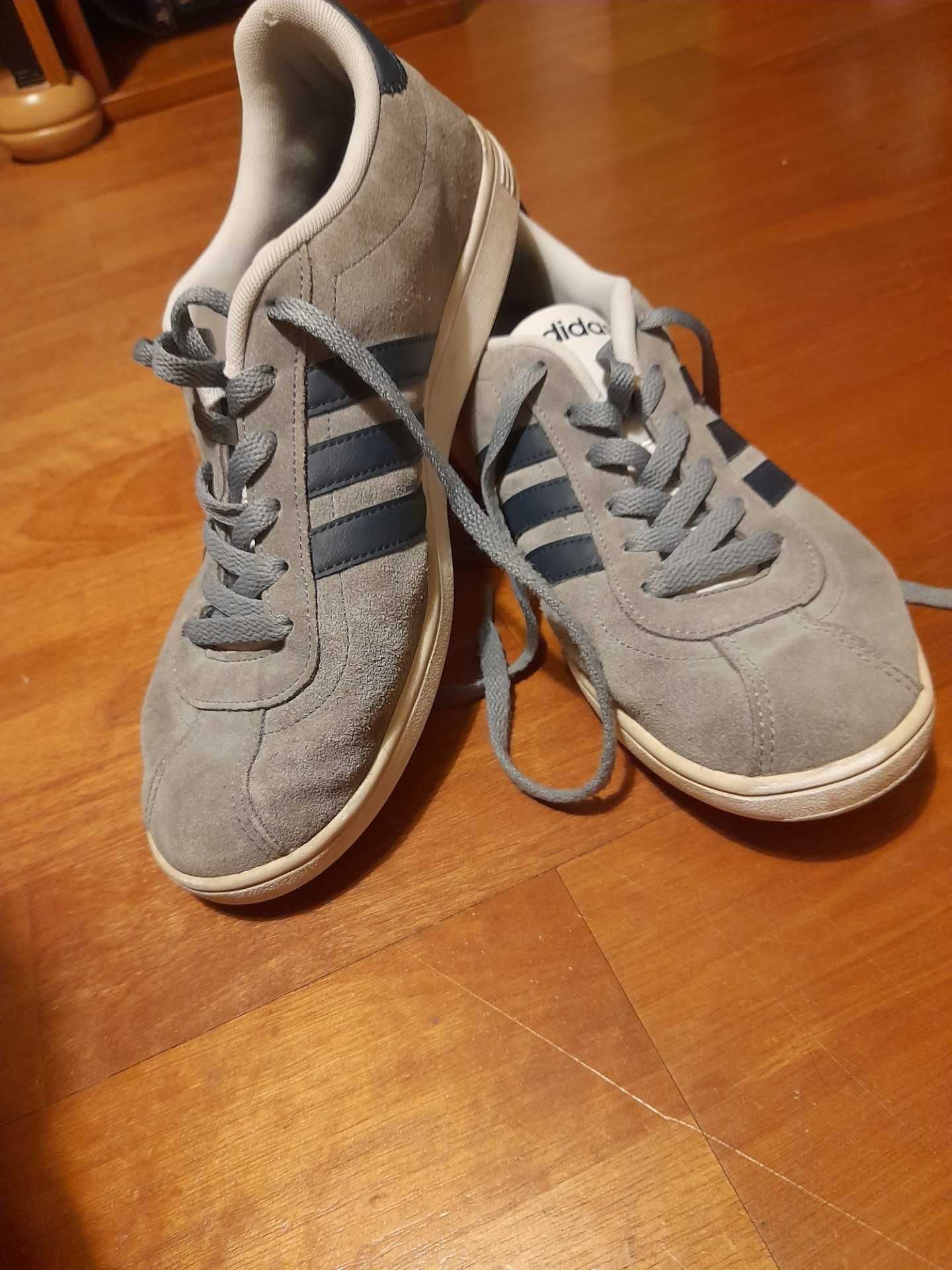 Tênis Adidas Cinzentos