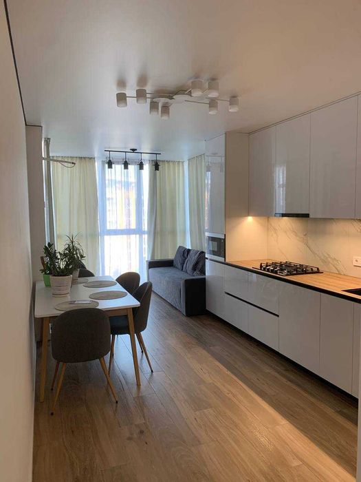 Продаж 2к квартири 80.3 кв. м на вул. Прорізна 13