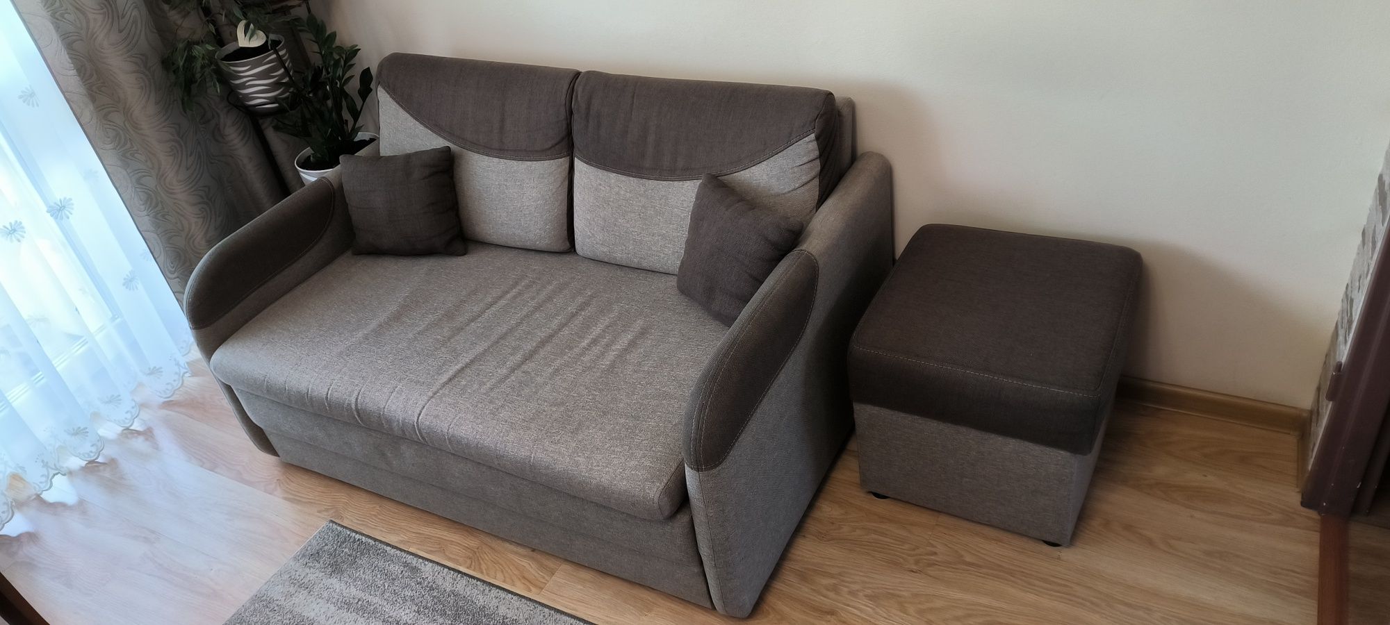 Zadbana sofa/łóżko dwuosobowe rozkładane z pojemnikiem LIBRO JERRY + 2