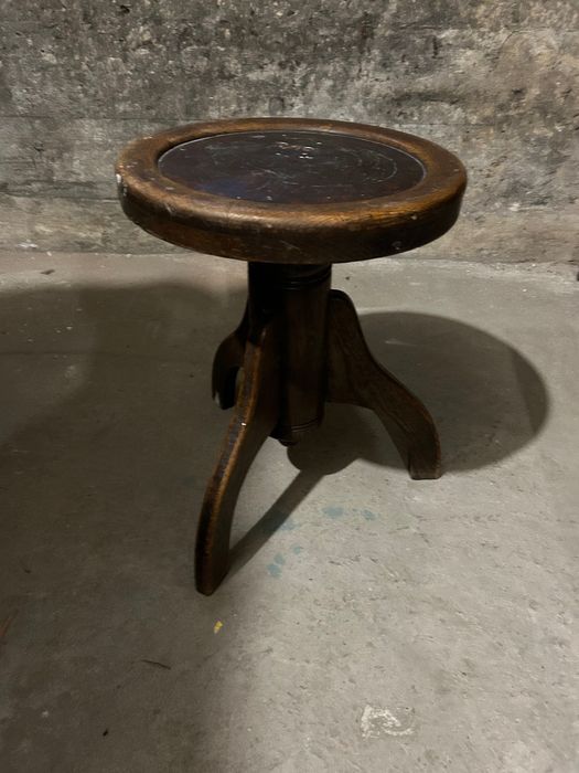 Stary obrotowy taboret do pianina