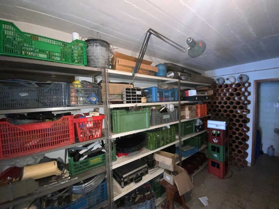 Recheio de garagem com diverso material e ferramentas e materiais