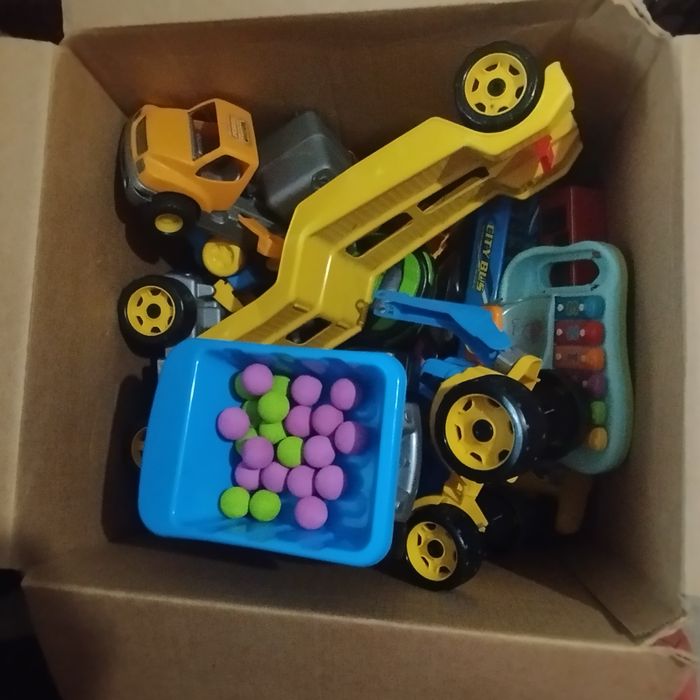 Віддам коробку іграшок