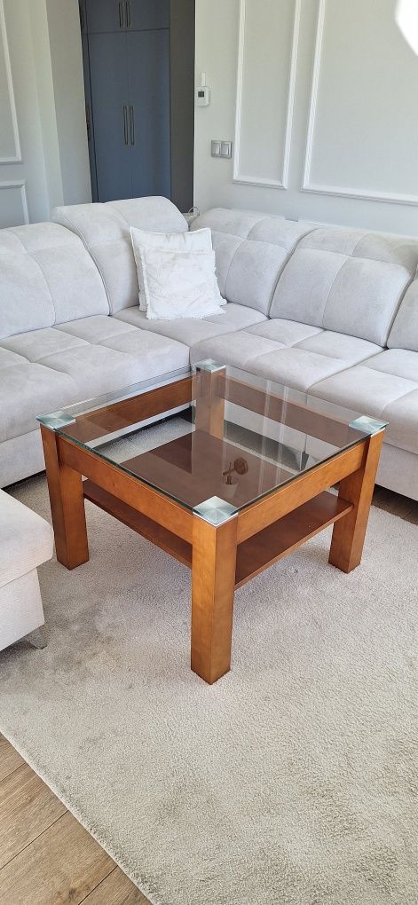 Sprzedam drewniany stolik 75x 75 cm- wys