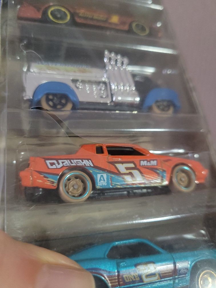 Набір з 5 базових машинок hot wheels в асортименті