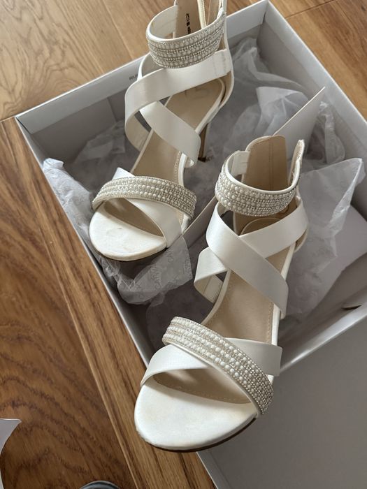 Sandały na obcasie białe rozmiar 36 .