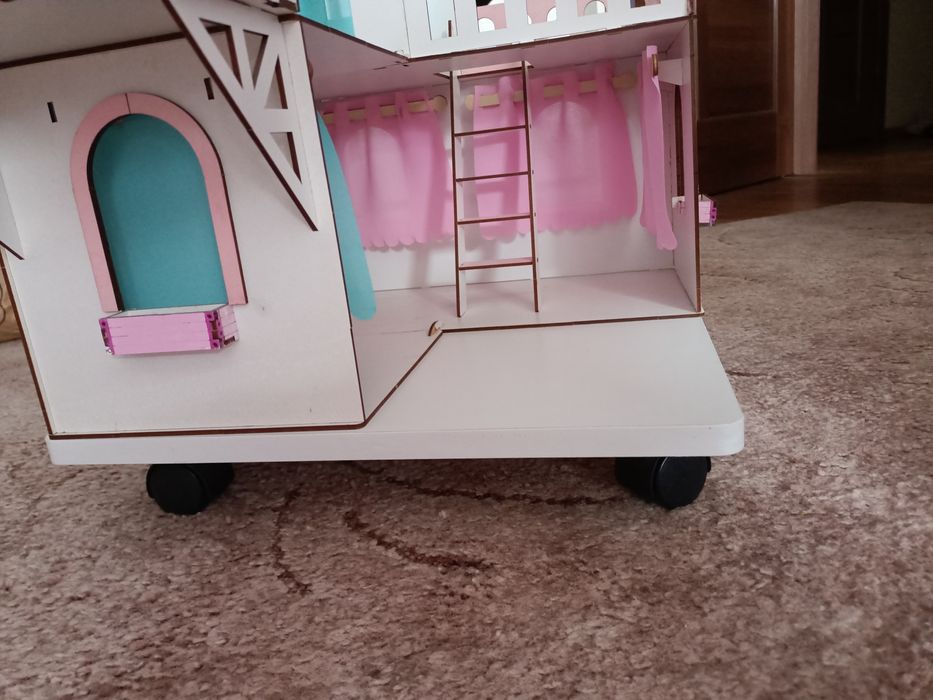 Ляльковий будинок з меблями