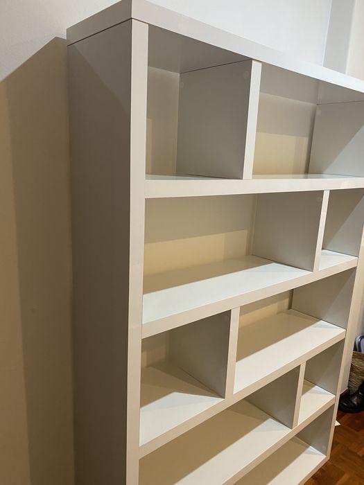 Estante branca com cubiculos