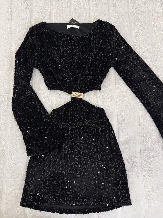 Cekinowa sukienka z wycięciem