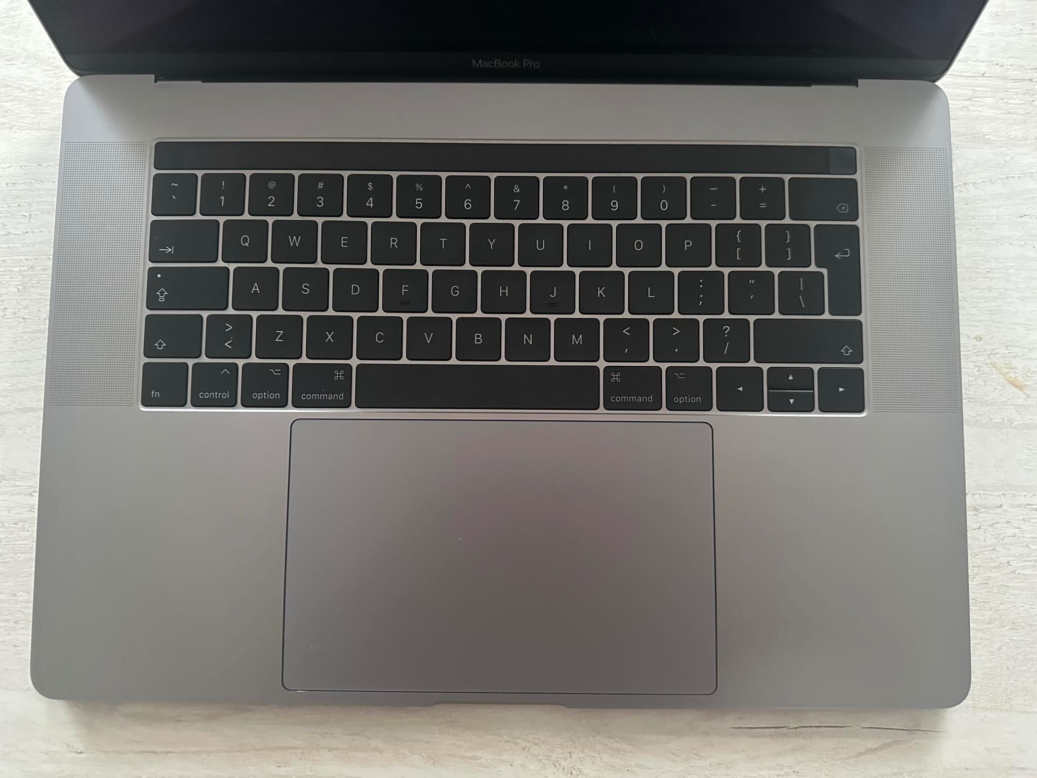 MacBook Pro 15 (2016) i7, 16gb RAM, 1TB, TouchBar! + Magic Mouse 2!