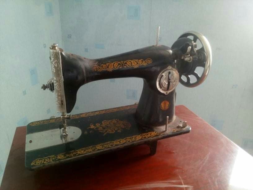 Продам швейну машину без стола