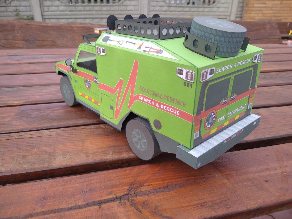 Model kartonowy dużą karetka ambulans Hamer