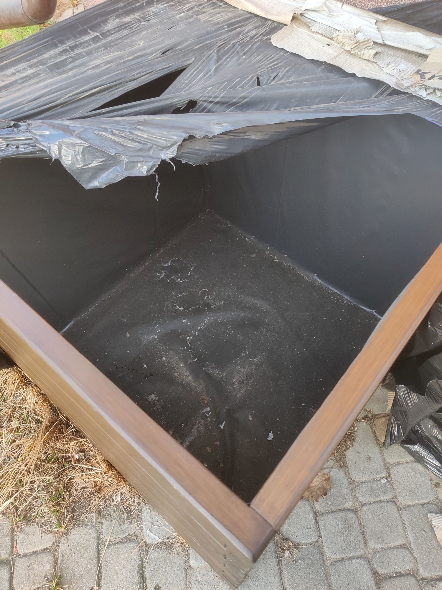 Nowa donica drewniana, skrzynia zewnętrza ogrodowa o wymiarach 1x1x1m