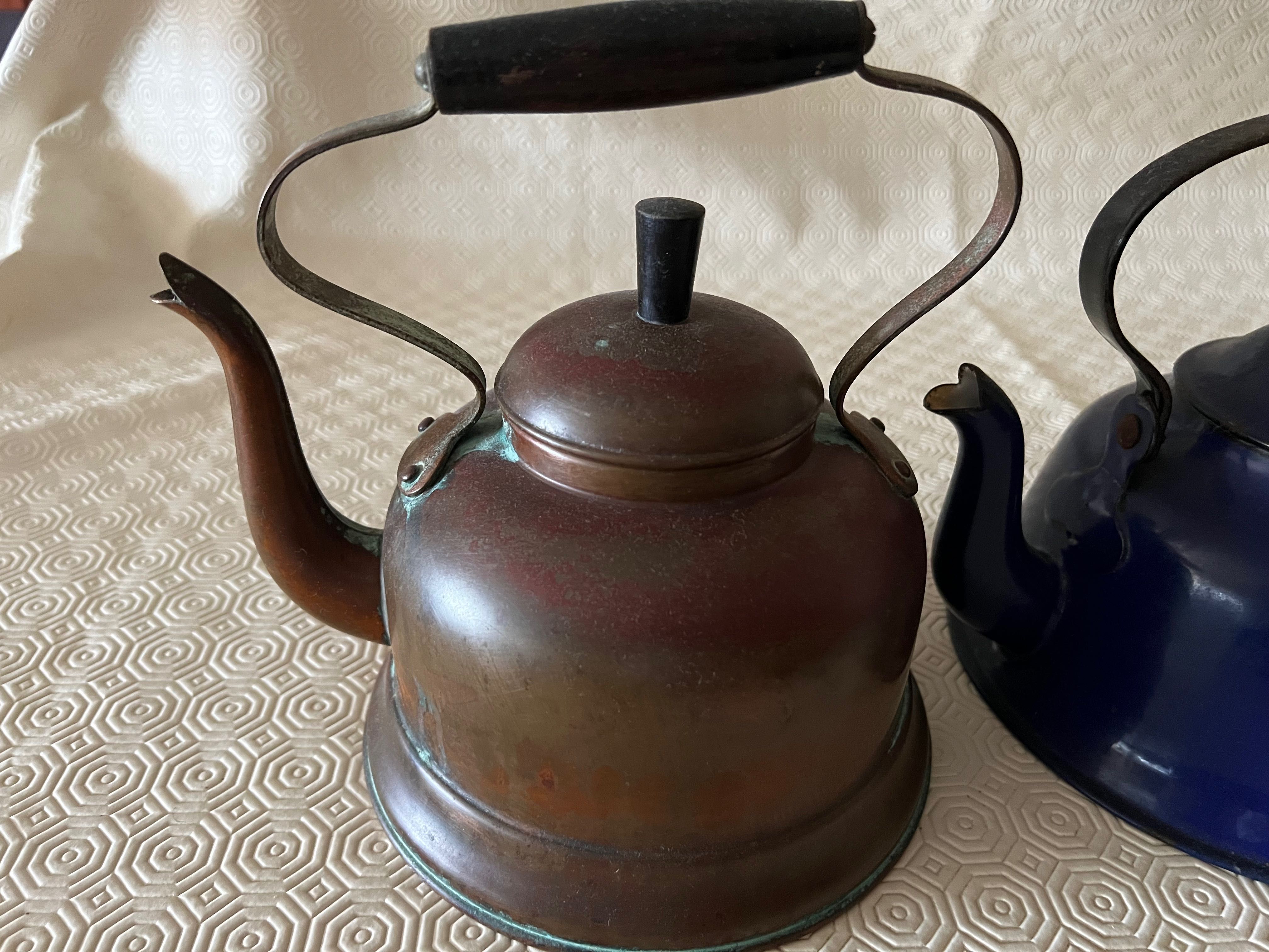 Chaleira antigas em esmalte e cobre e cafeteira em esmalte