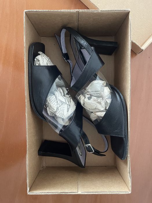 Sapato de salto alto de pele