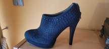 Sapatos pretos salto alto e com pequenas aplicações