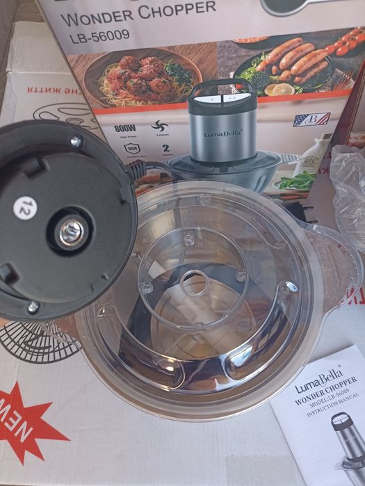 4 леза. 800 W якісні, 3 літрів. Нові  потужні  подрібнювачі блендери