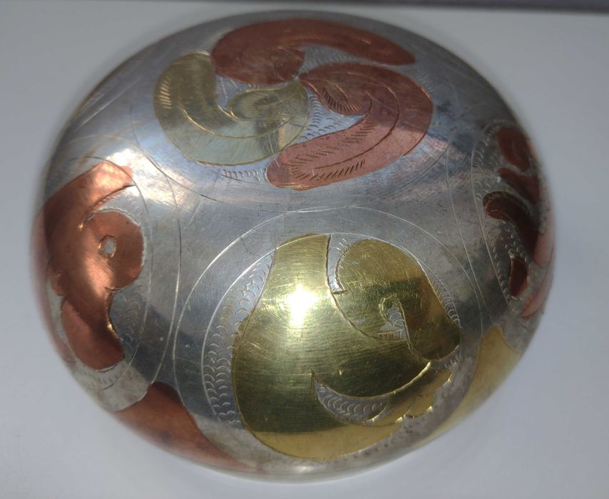 Taça tibetana prateada, dourada e cobreada