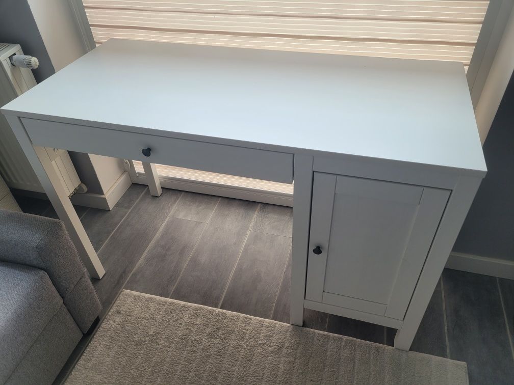 IKEA biurko biale.