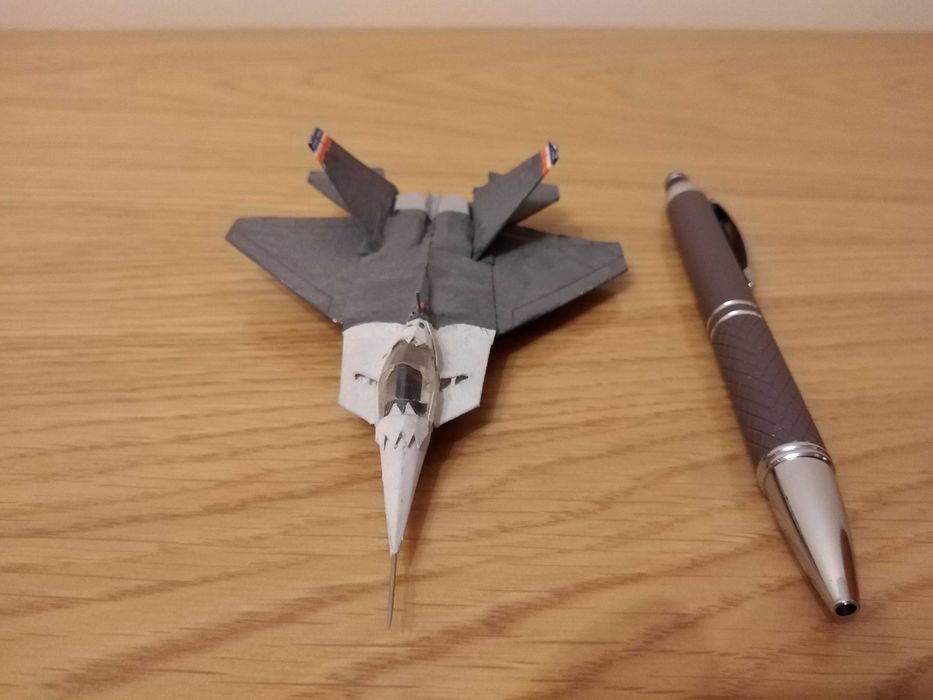 Avião de papel Modelo YF22