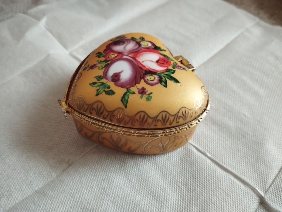 Фарфоровая шкатулка