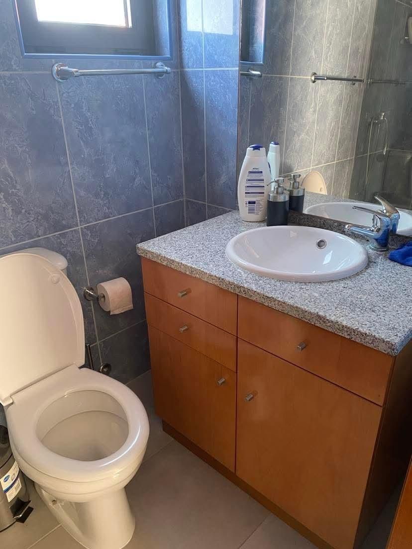 Aluga-se quarto com casa de banho e entrada privativa